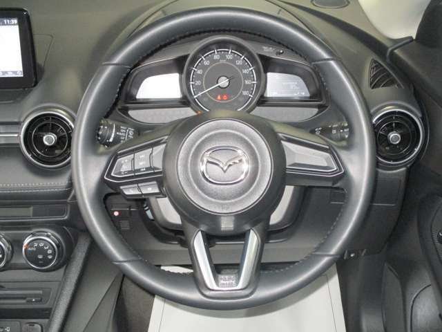 革巻きのステアリングです。グリップ性が良く、手に馴染みます。常に触れている所だからこそ、触り心地のいいものを選びたいですよね。