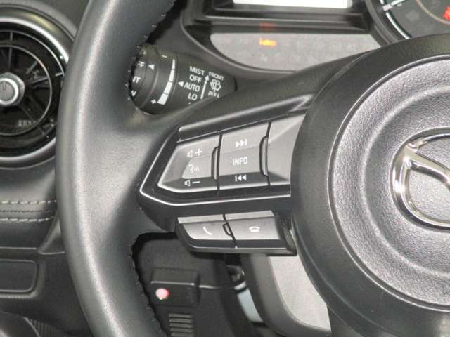 オーディオコントロールスイッチが付いています。ナビを注視することなく操作が可能です。