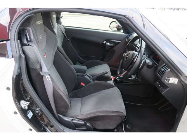 当店のLINEをご利用いただくと便利です。ID　@878pnuyrで検索してください。こちらから写真など簡単に送ることが出来ますので検討中のお車の気になる部分など問い合わせして頂きやすいと思います。