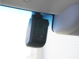 ◆ドライブレコーダー◆映像・音声などを記録する自動車用の装置です。　もしもの事故の際の記録はもちろん、旅行の際の思い出としてドライブの映像を楽しむことができます。