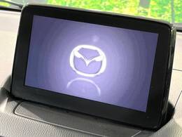 【マツダコネクトナビ】車内の雰囲気にマッチした一体型タイプのナビ。各種車輌設定やBluetooth再生等、様々な機能が楽しめます。直感的なダイヤル操作が可能で、使い勝手も良好です。