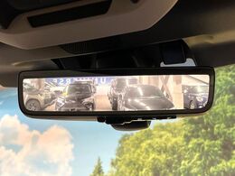 【スマートリヤビューミラー】後席の大きな荷物や同乗者で後方が確認しづらい時でも安心！カメラが撮影した車両後方の映像をルームミラー内に表示。クリアな視界で状況の確認が可能です！