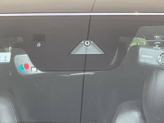 【スマートシティブレーキサポート】低速走行中に前方の車両等を認識し、衝突しそうな時は警報とブレーキで衝突回避と被害軽減をアシスト。より安全にドライブをお楽しみいただけます。