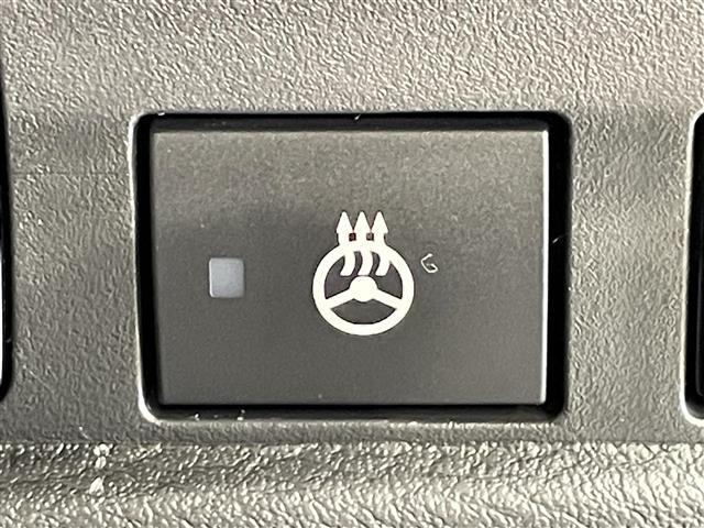 ◆【ステアリングヒーター】冬場の寒い日に手がかじかみながら運転するのはツライですよね。でも、これがあれば安心です！ハンドルのグリップ部がじわっと暖かくなって心までポカポカします。