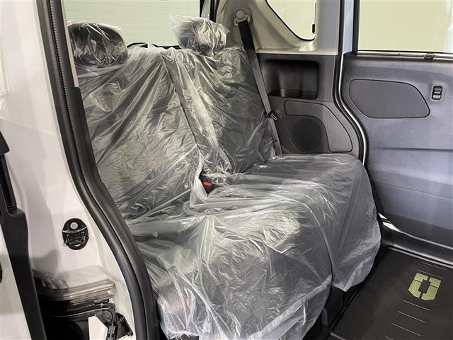 【2列目シート】広々としたスペースで大人の方でも十分座るスペースがございます！オプションでシート撥水、内装丸洗いクリーニングなども取り扱っております。ご希望の際はスタッフまでお申し付けください。