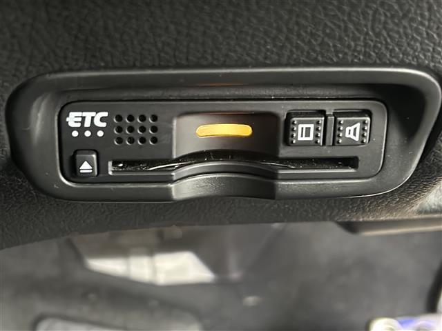 【ETC】有料道路を利用する際に料金所で停止することなく通過できる、ETC車載器（ノンストップ自動料金収受システム機器）が装備されています。セットアップを行うことで利用可能になります。