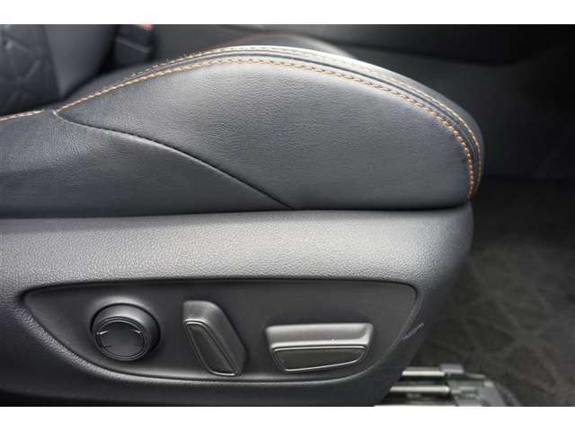 運転席にはパワーシートが付いております。パワーシートは指先1つで操作出来るためチカラの弱い女性の方でもシートに座ったまま操作出来ます♪