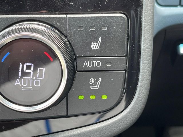 【シートベンチレーション】夏場は涼しい風でお尻や背中の熱やムレを防ぎ、冬はエアコンよりも早く温まってポカポカに！季節を問わず快適に過ごせます。
