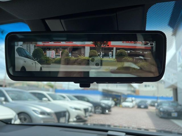 【デジタルインナーミラー】後席の大きな荷物や同乗者で後方が確認しづらい時でも安心！カメラが撮影した車両後方の映像をルームミラー内に表示。クリアな視界で状況の確認が可能です！