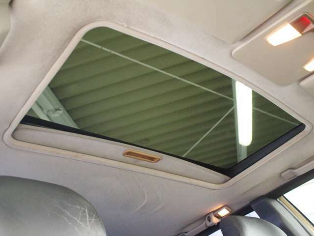 天井にはサンルーフが装備されています　サンシェードは問題なく開閉できますが、当車両のガラス部分の開閉は不動になります