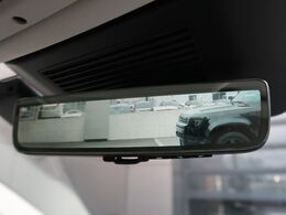 【クリアサイトインテリアリアビューミラー】は車体に装備したカメラによって、後方の映像がミラーに映し出されます。ミラーユニット下部のスイッチで簡単にモード切替も可能です。