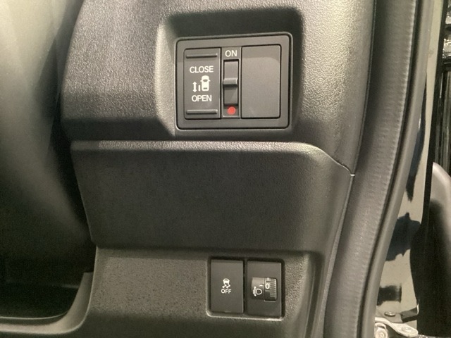 左側電動スライドドアは運転席から操作ができます。その下にはヘットライトリベライザーとHondaセンシング用のVSAのスイッチがついています。道路状況や積荷の加重に応じてライトの高さを調節できます。