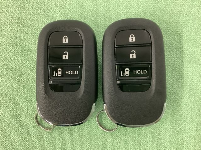 スマートキー付きですからドアロックの開閉およびエンジンスタートが楽々です。電動スライドドアの開け閉めもボタンで操作できます。スペアキーも同じものを用意しております。