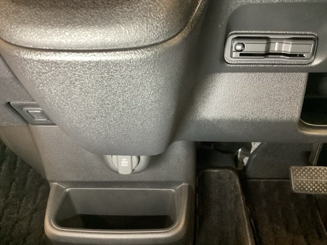 ハンドルの左下にETCがついています。高速道路の料金所の通過も楽々です。　カードの取り出しもしやすい場所についています。