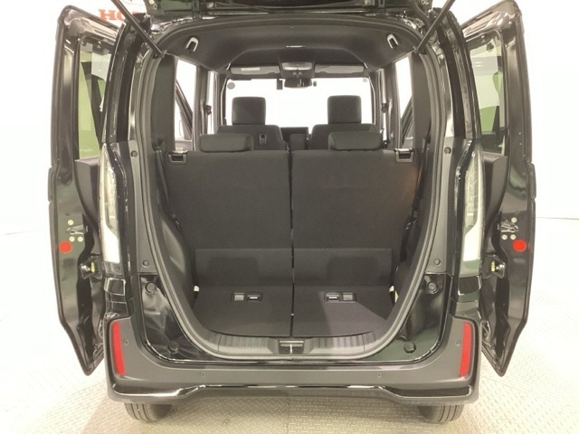 開口部も広く荷物の積み下ろしもしやすいお車となっております。シートの背もたれは5：5の割合で背もたれを可倒でき、前後のシートスライドもできるので荷室をひろげることができます。
