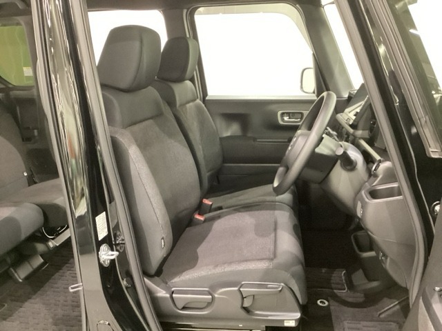 女性でも運転がしやすいように、シートの高さ調整機能（シートリフター）がついています。運転席と助手席の間が空いている為、助手席側への移動がスムーズです。交通量の多い道でも助手席側から乗り降りができます。