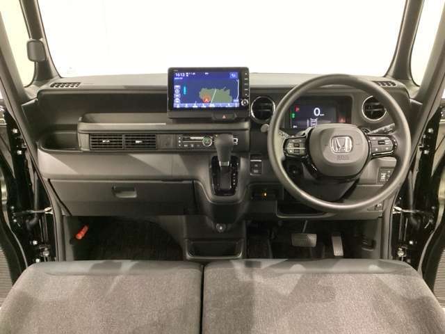 車内は光触媒抗菌消臭施工済です。インパネ周りはスタイリッシュなデザインで機能や装備も充実しています。グローブボックスやカップホルダーのほかにトレーなどたくさんの収納スペースが付いています。