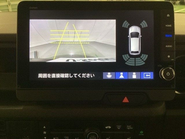 バックでの車庫入れも安心です！　リアカメラが付いているバックモニター付のナビを装備しております。バンパーについているソナーや、操作線もついており距離感も画面から確認できます。