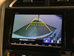 リバースギアに入れるだけで後方の表示へ切り替わります。夜間や雨の日の駐車も楽になりますよ。
