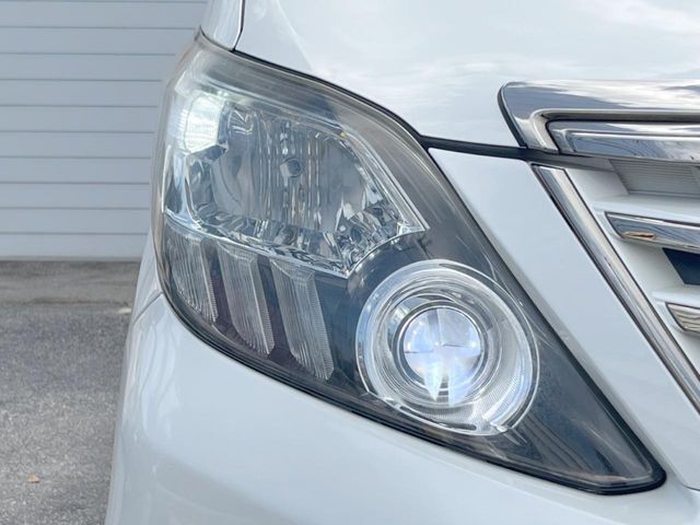 【LEDヘッドライト】悪天候や夜間走行時も良好な視界を確保し安心して運転できる高輝度LEDヘッドライトを装備！点灯速度が早く、消費電力も抑えられています。