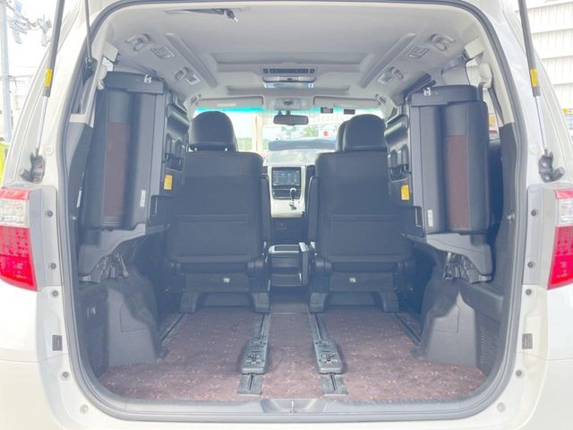 普段のお買い物や通勤、送迎等に十分な荷室スペースを確保しております。セカンドシートを倒すと、大きな荷物の積載も可能です♪