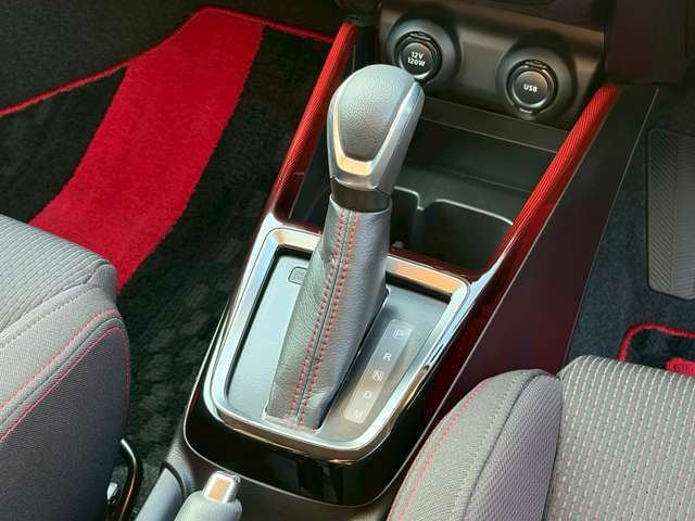 【シフトレバー】MTモード付き！エンジンブレーキを効かせたい、スポーティに走りたい気分の時にはピッタリの装備ですね♪