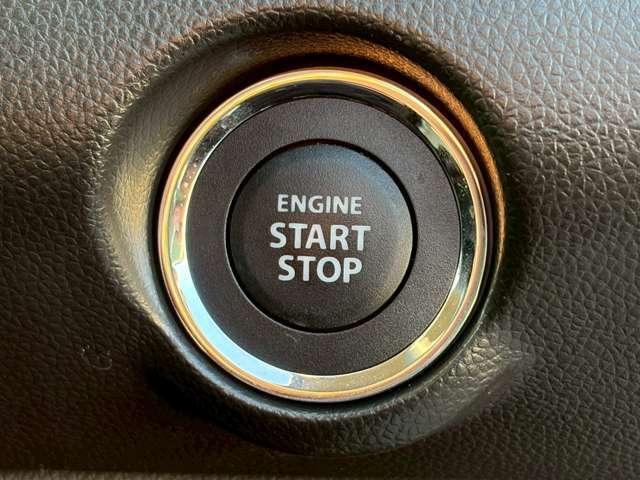 【スマートキー】バックやポケットに入れたままでもドアの開け閉めが可能なスマートキーを装備。エンジンのオン・オフ時もカギを取り出す必要が無いからとっても便利です♪