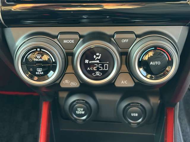 【オートエアコン】オートエアコンは温度を設定すれば自動で快適な状態をキープしてくれるので運転中の温度操作が減り安全面でも安心ですね。