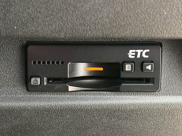 【ETC車載器】を装備しておりますので、ご納車直後からの遠距離ドライブも可能です。土日の利用料金の割引や、朝夕の通行料金を割引料金で高速道路をお楽しみいただけます。