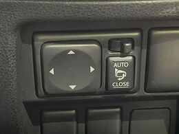 【電動格納ミラー】サイドミラーは電動格納式となっており、狭い駐車場でもキズがつくリスクを抑えられます。