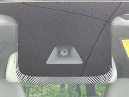 【三菱e-Assist】走行中に前方の車両等を認識し、衝突しそうな時は警報とブレーキで衝突回避と被害軽減をアシスト。より安全にドライブをお楽しみいただけます。