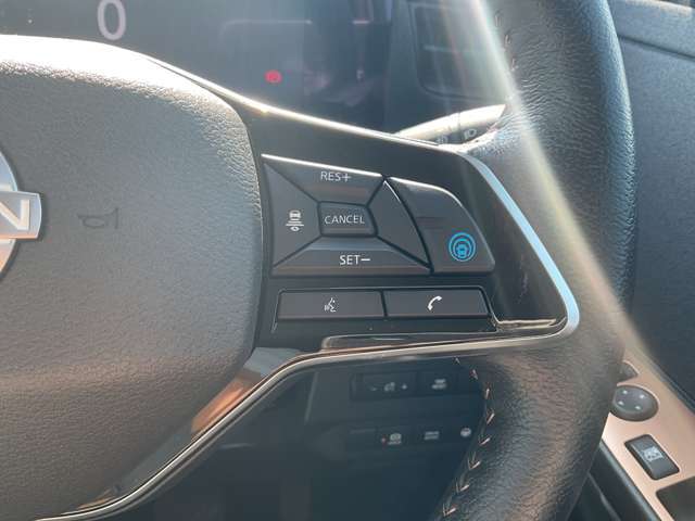 【プロパイロット】搭載。高速道路同一車線内走行時に、ステアリング、アクセル、ブレーキ操作をクルマがサポート。ドライバーの負担を軽減します。