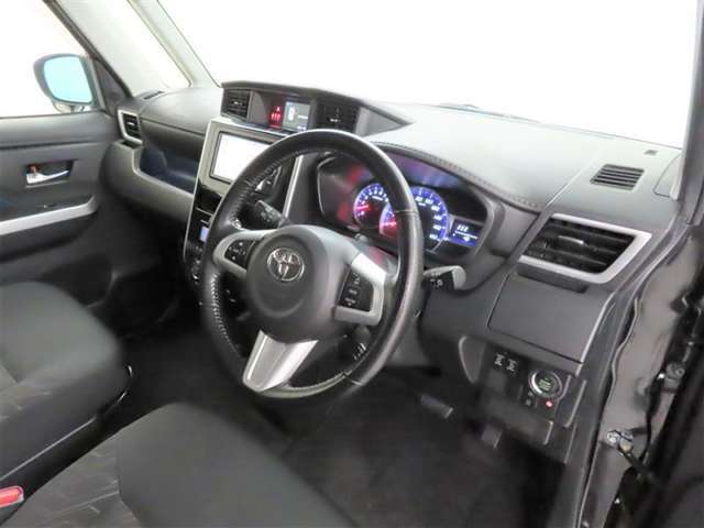 シンプルで使いやすいデザインの運転席です。