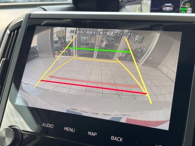 【バックカメラ】駐車時に後方がリアルタイム映像で確認できます。大型商業施設や立体駐車場での駐車時や、夜間のバック時に大活躍！運転スキルに関わらず、今や必須となった装備のひとつです！