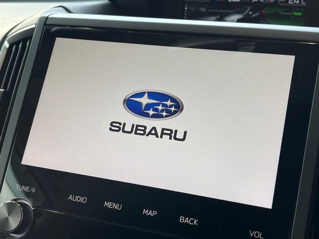 【純正8型ナビ】人気の純正ナビを装備しております。ナビの使いやすさはもちろん、オーディオ機能も充実！キャンプや旅行はもちろん、通勤や買い物など普段のドライブも楽しくなるはず♪