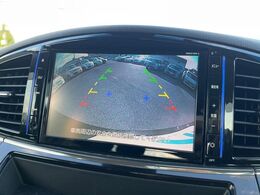 【バックカメラ】駐車時に後方がリアルタイム映像で確認できます。大型商業施設や立体駐車場での駐車時や、夜間のバック時に大活躍！運転スキルに関わらず、今や必須となった装備のひとつです！