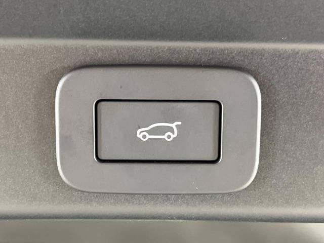 ◆ハンズフリーパワーテールゲート『車に触れたりスマートキーのボタンに触れなくても車外からでもテールゲートを開けることができます。車両後部のセンサーがオーナー様のジェスチャーを感知します』