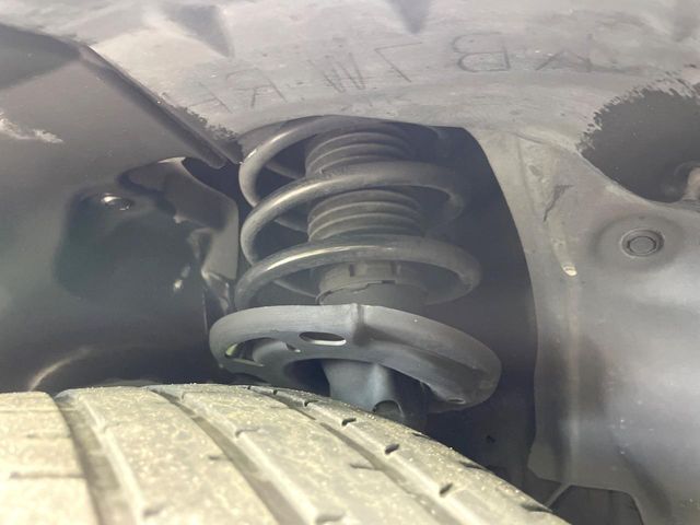 お車を安心してお乗りいただく為には、足回りの定期点検が欠かせません。サービスサポート（有償保証）では無料点検もご提供しており、安心のカーライフをお過ごしいただけるサポート体制が整っています。