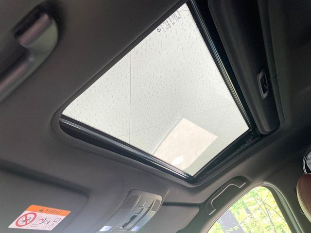 【サンルーフ】開放感たっぷりの希少装備、サンルーフが装着されています！車内に明かりを取り入れたり景色を楽しむ以外にも、車内の空気も簡単に換気できて快適です！