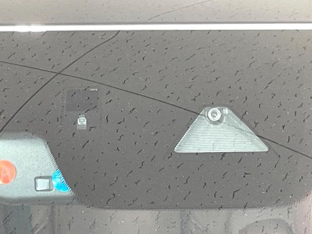【i-ACTIVESENSE】走行中に前方の車両等を認識し、衝突しそうな時は警報とブレーキで衝突回避と被害軽減をアシスト。より安全にドライブをお楽しみいただけます。