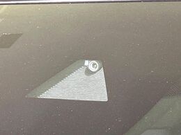【i-ACTIVESENSE】走行中に前方の車両等を認識し、衝突しそうな時は警報とブレーキで衝突回避と被害軽減をアシスト。より安全にドライブをお楽しみいただけます。