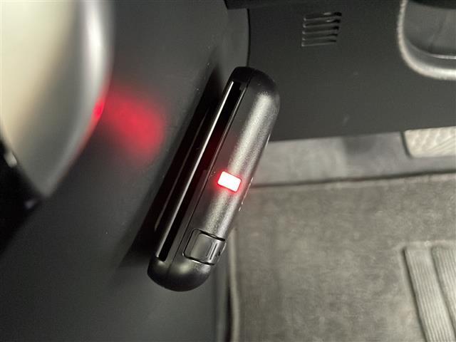 【ETC】有料道路を利用する際に料金所で停止することなく通過できる、ETC車載器（ノンストップ自動料金収受システム機器）が装備されています。セットアップを行うことで利用可能になります。