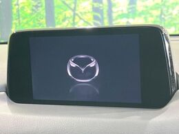 【マツダコネクトナビ】車内の雰囲気にマッチした一体型タイプのナビ。各種車輌設定やBluetooth再生等、様々な機能が楽しめます。直感的なダイヤル操作が可能で、使い勝手も良好です。