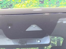 【スマートシティブレーキサポート】低速走行中に前方の車両等を認識し、衝突しそうな時は警報とブレーキで衝突回避と被害軽減をアシスト。より安全にドライブをお楽しみいただけます。