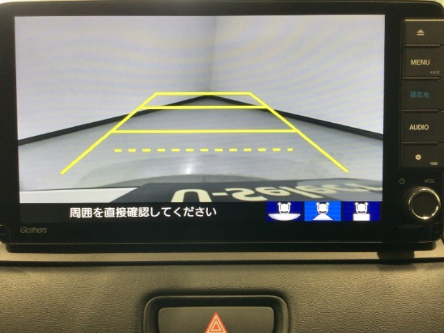 【バックカメラ】運転が苦手な方も車庫入れラクラクです！ギアをリバースに入れれば自動的に切り換わりますので、面倒な操作は不要です♪狭い駐車場もお車を傷つけず安心ですね！