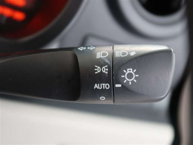 周囲が暗くなると自動でヘッドライトを点灯するオートライト機能付き。周囲が明るくなると自動で消灯します。