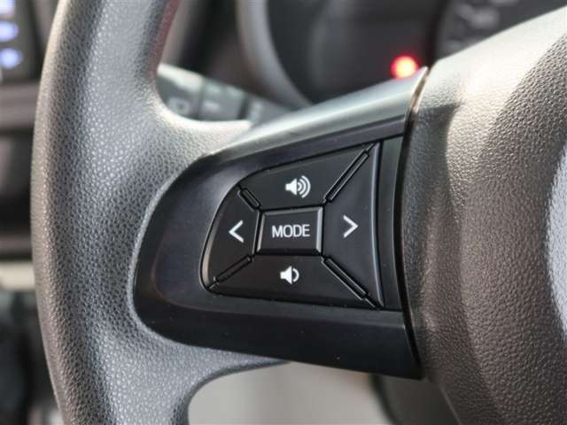 ステアリングスイッチ付き。前方から目を離すことなく操作することが可能です。