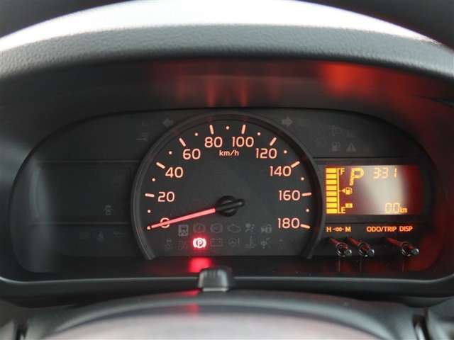 とっても見やすいメーターです。夜間時はラグジュアリーな気分にさせてくれる照明が魅力ですので、夜のドライブも楽しみになりますよ♪