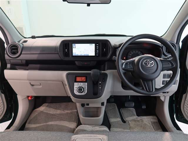 スタイリッシュなデザインのインパネ。各操作スイッチは使いやすい位置に配置されてます。