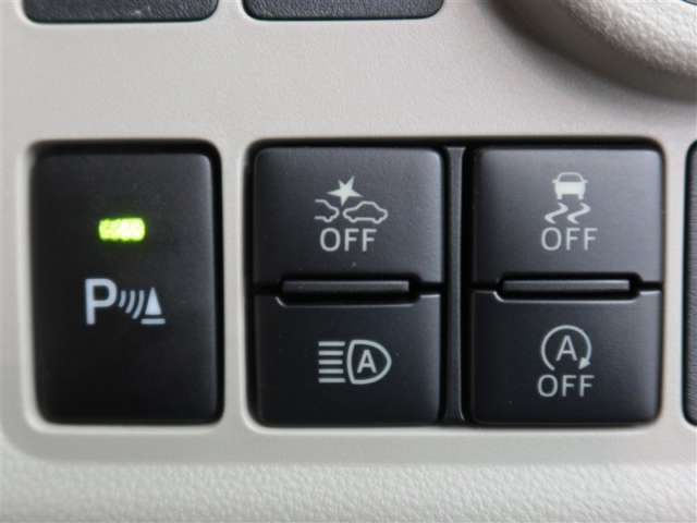 オートマチックハイビームとは、先行車や対向車のライトを認識し、ハイビームとロービームを自動で切り替える機能です。夜道の視界を確保します。詳細は販売店スタッフまでおたずねください。